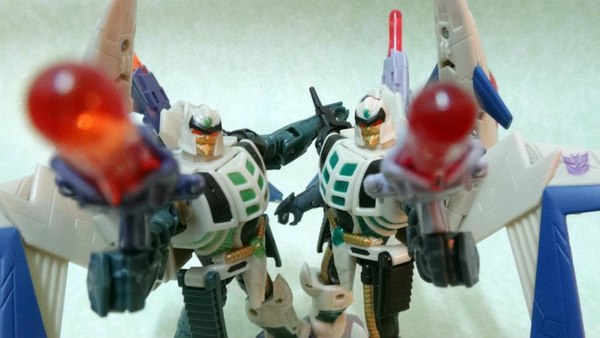 United UN-26 Decepticon Aerial Espionage Thunderwing Compared with Hasbro Generations Thunderwing
