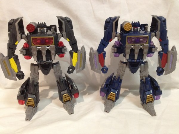 Transformers Fall of Cybertron Soundwave and Soundblaster  In-Hand Images Show Voyager Class Robots