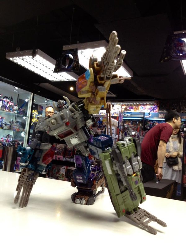 Transformers Asia Exclusive United Bruticus In and Out of the Box Images