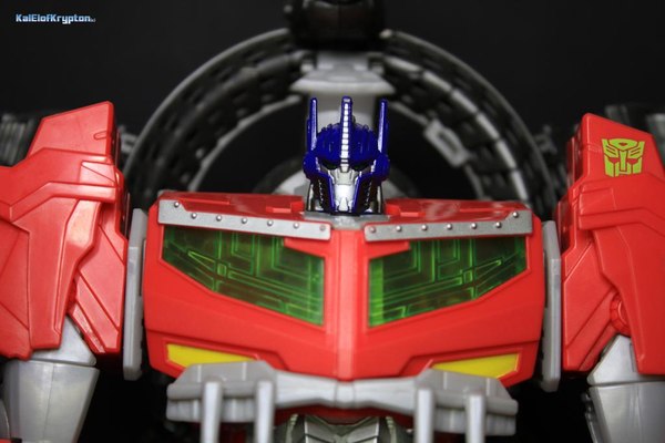 Video Review - Beast Hunters Ultimate Class Optimus Prime Transformers Prime Action Figure