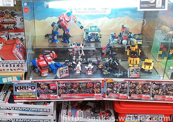 Transformers Kre-O Display in Toys R Us Japan Features new Catalog and Manga Comic