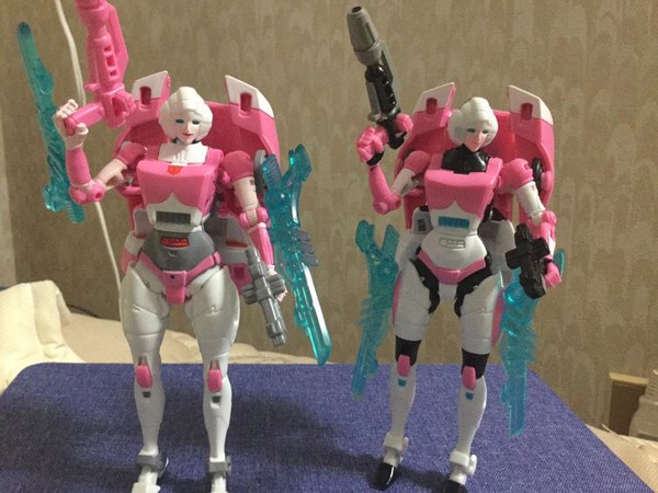 Legends Series Arcee, Windblade And Chromia In Hand Comparison Photos With Generations Versions