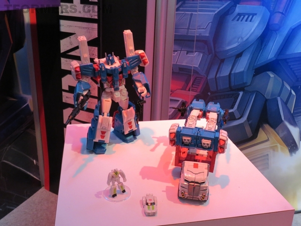 Toy Fair 2015 - First Looks at Ultra Magnus and Minimus Ambus Combiner Wars Figures Images