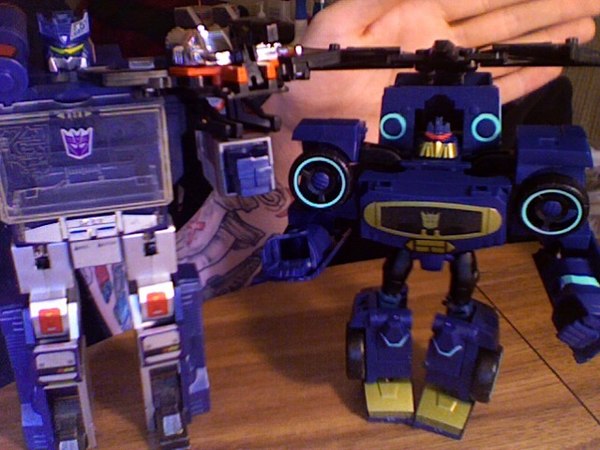 Review - Animated Deluxe Soundwave Video