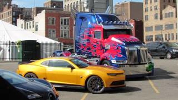 Transformers 4: Age of Extinction - Transformers Optimus Prime Leads Autobot Roll Out! In Chicago 